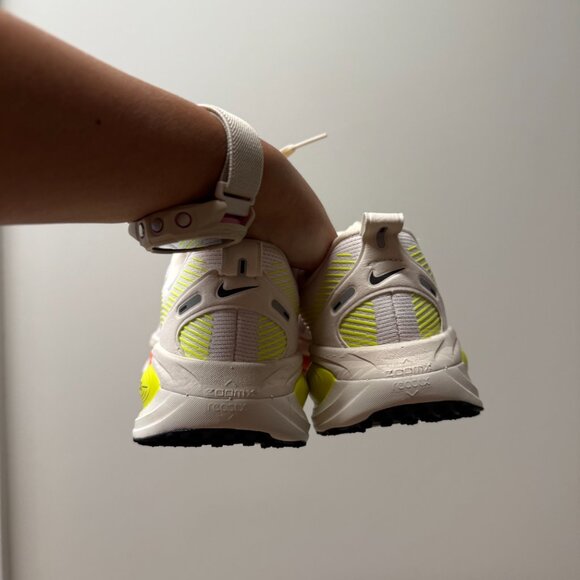 (<20 miles) Nike Women's Vomero 18 Running Shoes - Size 7 - Picture 3 of 6